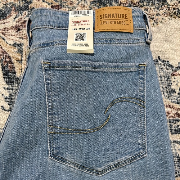 Levi’s Signature Mid Rise Skinny Jeans - Picture 6 of 10